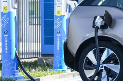每5輛電動(dòng)汽車就有2個(gè)充電樁，我國(guó)建成全球最大電動(dòng)汽車充電網(wǎng)絡(luò)