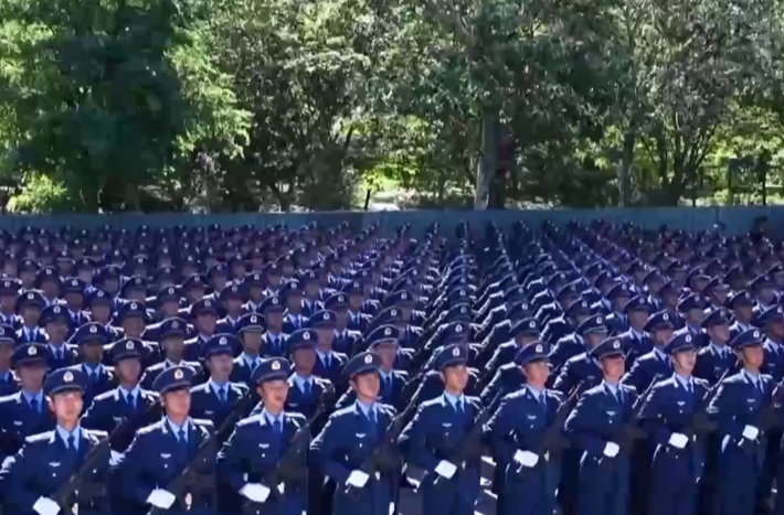 9月3日，陸、海、空軍戰(zhàn)機(jī)將以強(qiáng)大陣容低空飛過(guò)天安門廣場(chǎng)
