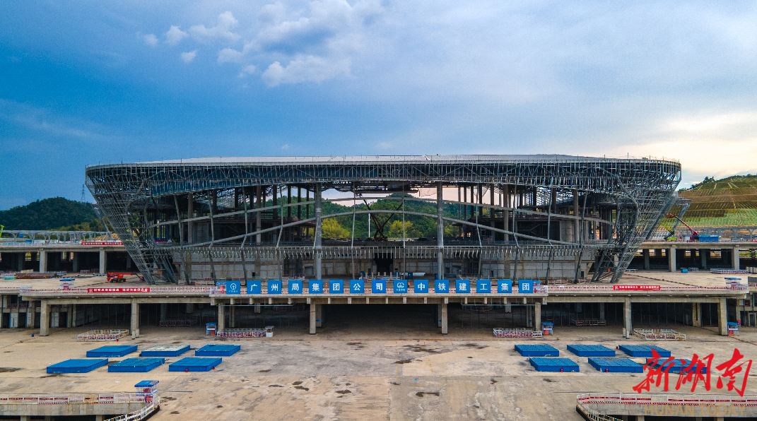 長沙西站建設(shè)迎關(guān)鍵節(jié)點！既有營業(yè)線區(qū)域施工啟動 助推站房建設(shè)全速推進