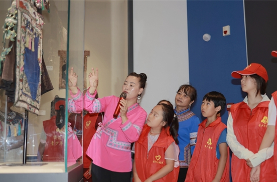 Children Explore Dong Culture During Summer Vacation