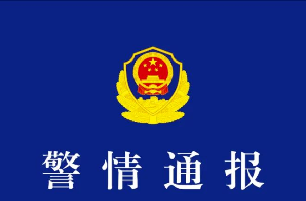 杭州高速戴面具男子系蕭山區(qū)某校外籍老師，被同向行駛的其他車(chē)上人員看見(jiàn)并拍攝視頻，并車(chē)行駛約9秒，雙方未有言語(yǔ)交流及其他異常行為