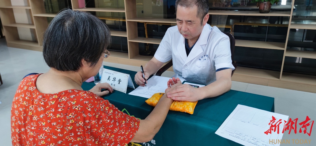 “百场公益义诊”启动，家门口就能享受名老中医把脉问诊