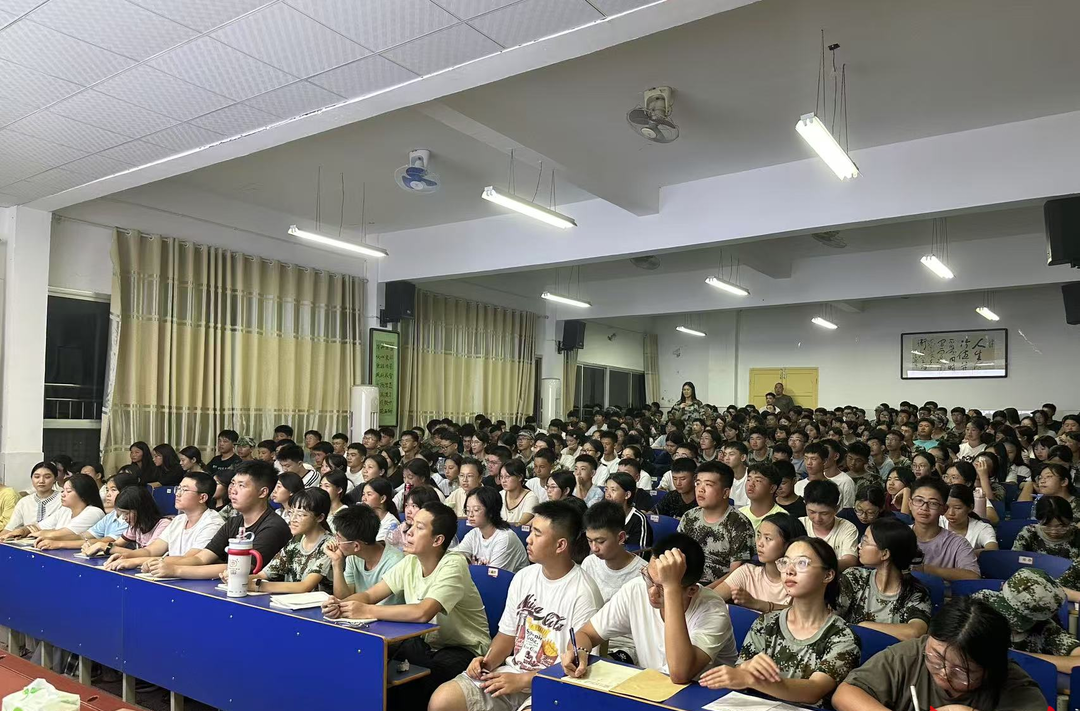 逐夢(mèng)新征程，奮進(jìn)向未來(lái)——淥口區(qū)選調(diào)生赴淥口區(qū)第三中學(xué)開展“開學(xué)第一課”宣講