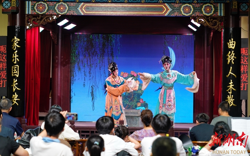 鑼鼓聲中傳經(jīng)典