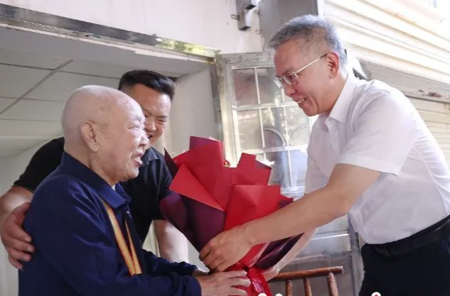 曹慧泉陳恢清等市領(lǐng)導走訪慰問抗戰(zhàn)老戰(zhàn)士老同志