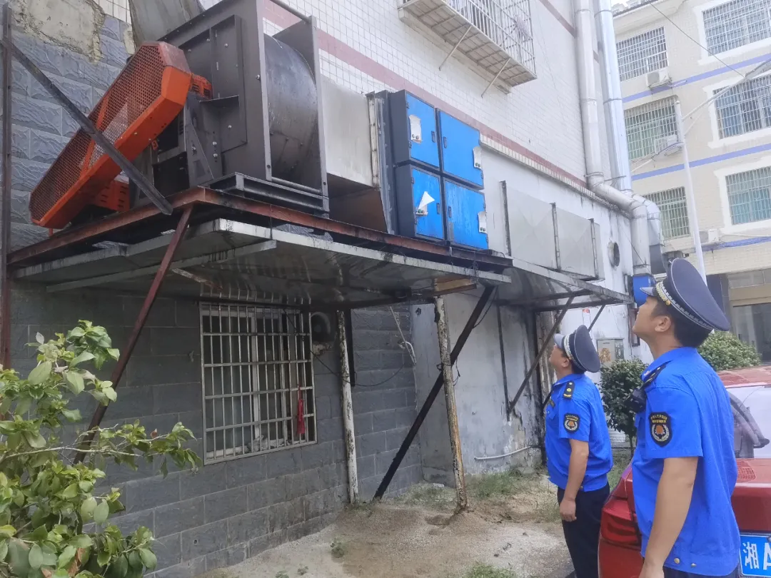 微浏阳微信公众号丨突击执法抽检！市城管执法局开展餐饮门店油烟治理专项行动