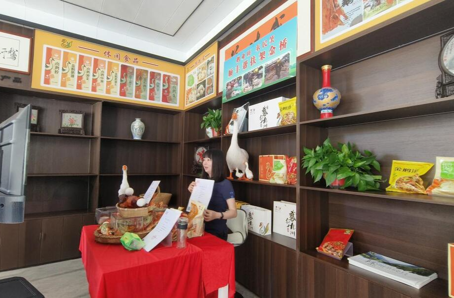 從講臺(tái)到田間——陳依依的多面助力鄉(xiāng)村振興路