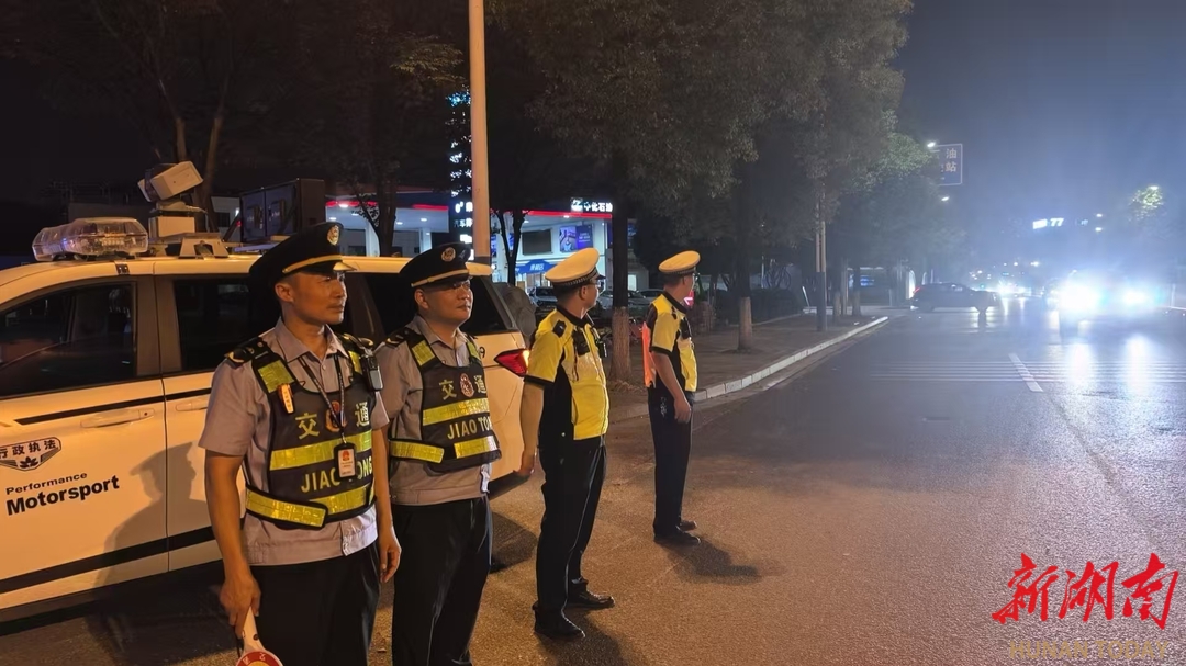 邵陽交通、交警聯(lián)合開展夜間治超專項(xiàng)行動(dòng)