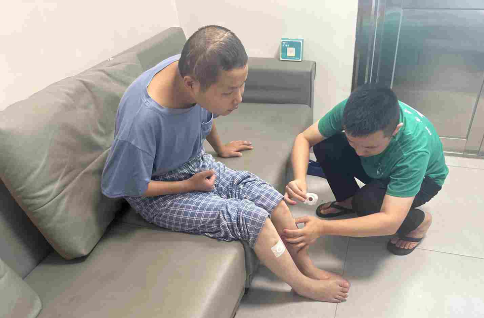 石峰區(qū)：三伏貼服務(wù)送上門，溫暖殘疾人群體