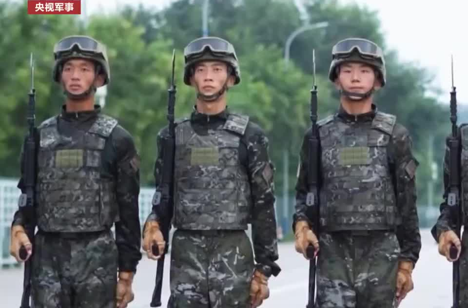 直擊九三閱兵訓(xùn)練場！看武警受閱官兵劈槍訓(xùn)練