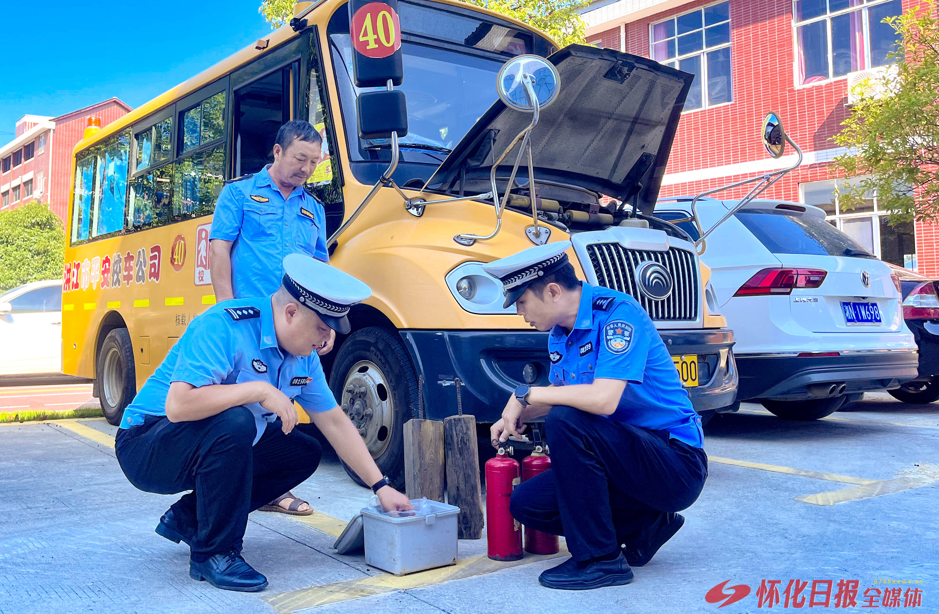 圖片新聞｜校車“體檢”迎開學(xué)