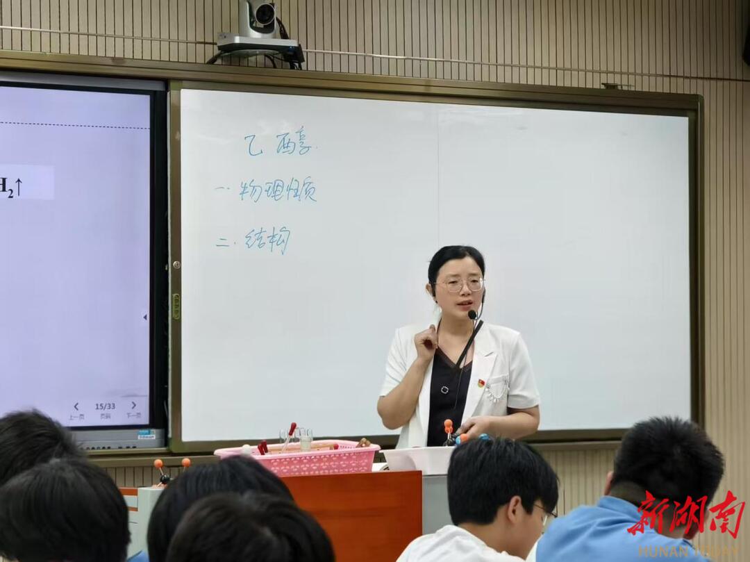 三尺讲台授业，一方监察护廉