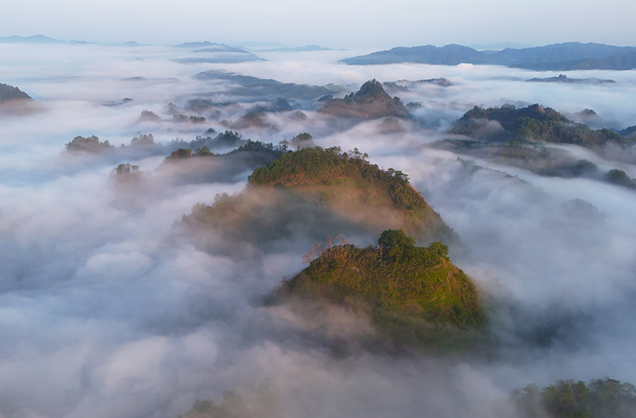 煙波浩渺掩青峰