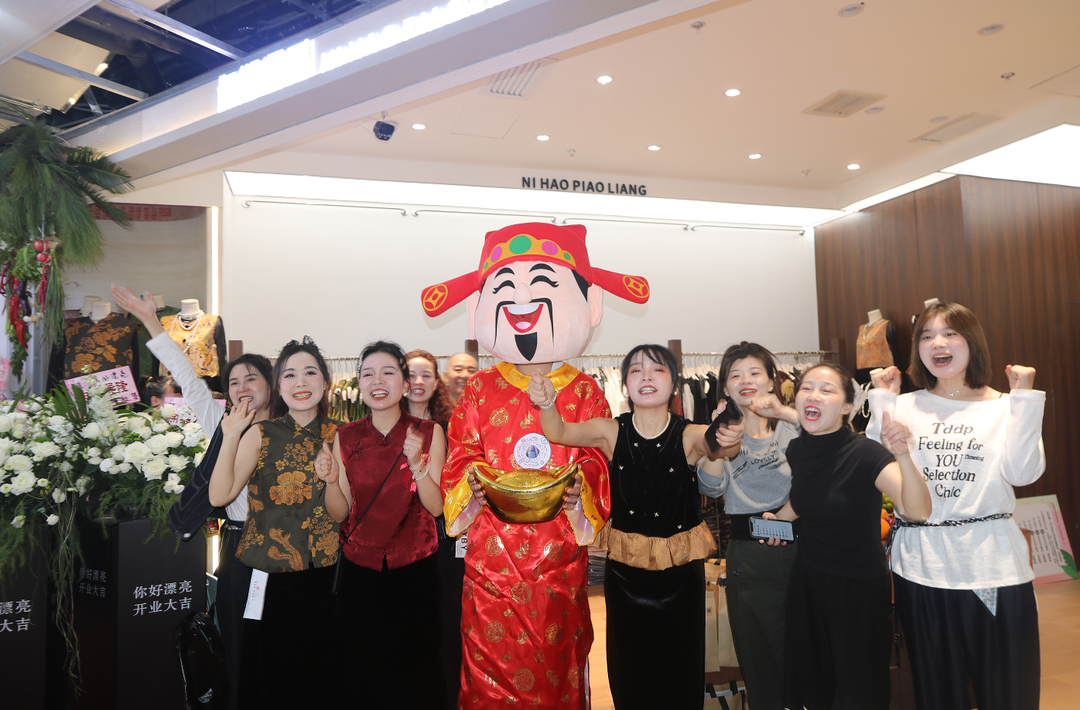 吃住逛購播打卡一站式，天澤華麗服裝市場一樓“上新”