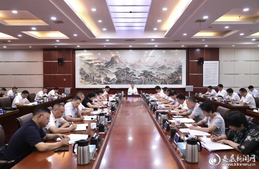 曾超群主持婁底市委理論學習中心組2025年第十次集體學習