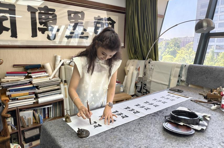 吐魯番姑娘阿地拉，筆墨寫出“民族團(tuán)結(jié)”深情