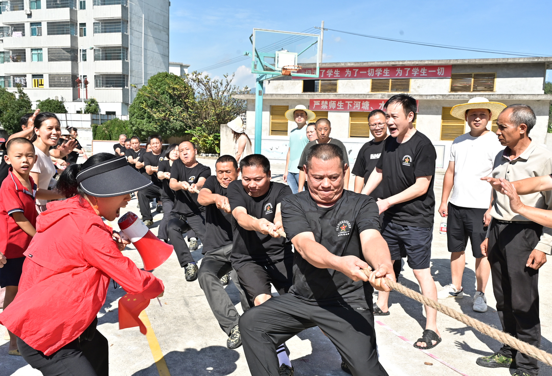 隆回县金石桥镇首届拔河比赛“绳”采飞扬