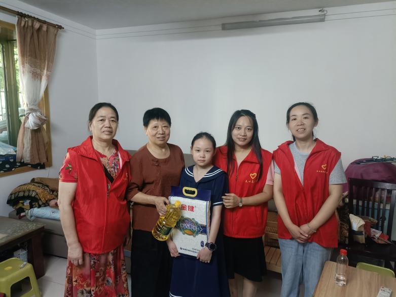 “用愛心點(diǎn)亮希望，用行動(dòng)傳遞溫暖”特殊群體關(guān)愛行