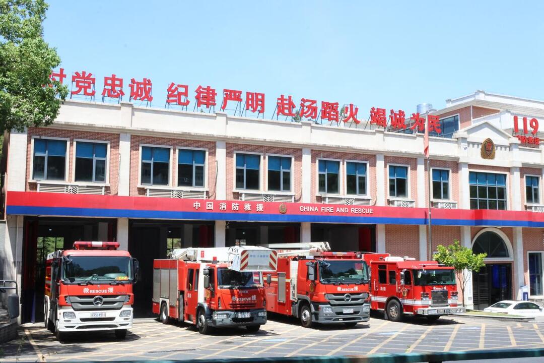 從抓蛇捅蜂窩到撲滅山火：新區(qū)消防站的“日常”有多硬核？