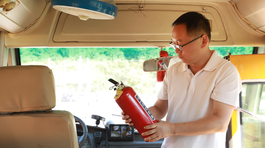 图片新闻 | 吉首：校车“体检”迎开学