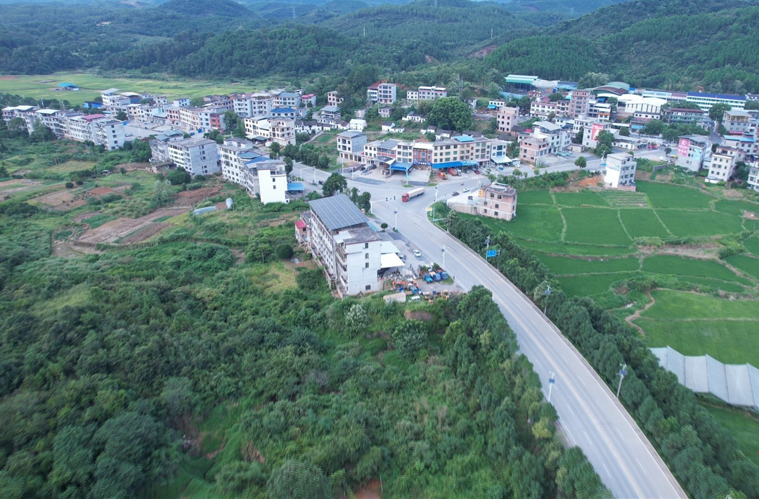 临武县：持续加大公路养护力度，修好“脚下路”助力“振兴路”