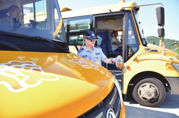 吉首為校車“體檢”@湖南日報圖片新聞