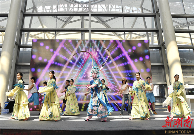 Vibrant Changde Cultural Performances Staged at Changsha Airport