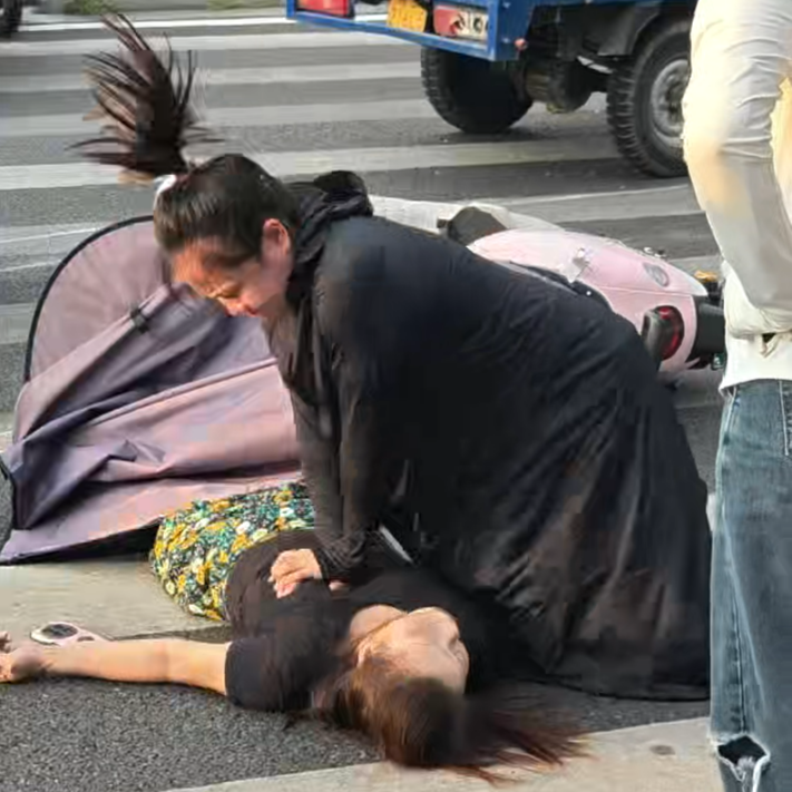 26℃｜衡陽一女子車禍倒地，兩名女生接力跪地營救獲正能量獎(jiǎng)
