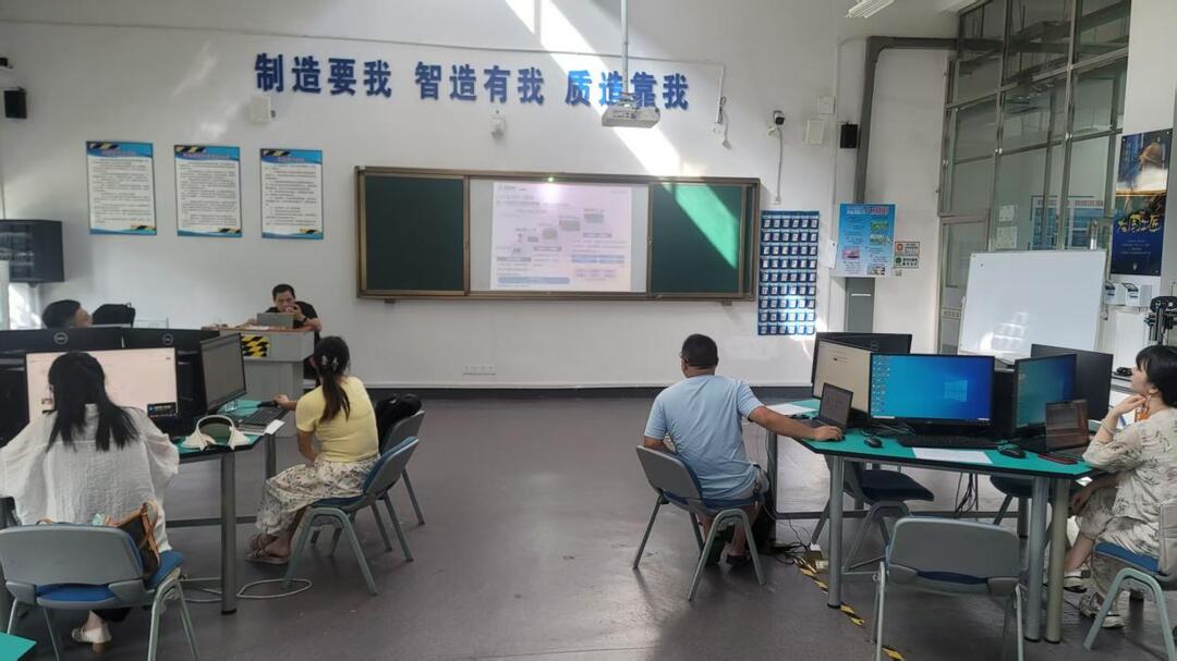 長沙民政職院電子信息工程學(xué)院組織開展設(shè)備使用技術(shù)培訓(xùn)