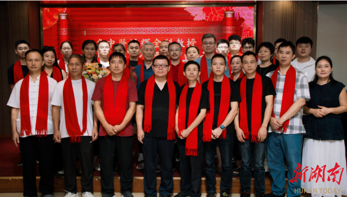 傳岐黃術(shù)，承仁愛心——中醫(yī)名師楊輝收得9名愛徒