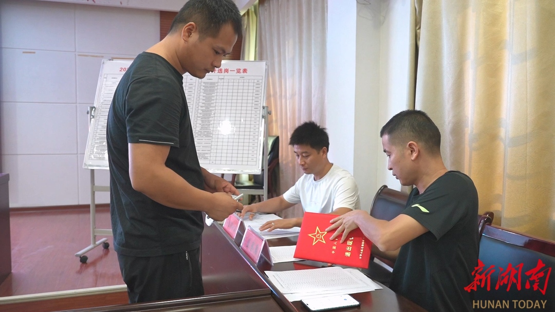 鶴城區(qū)2025年安排工作退役士兵公開選崗及檔案移交工作會(huì)議舉行