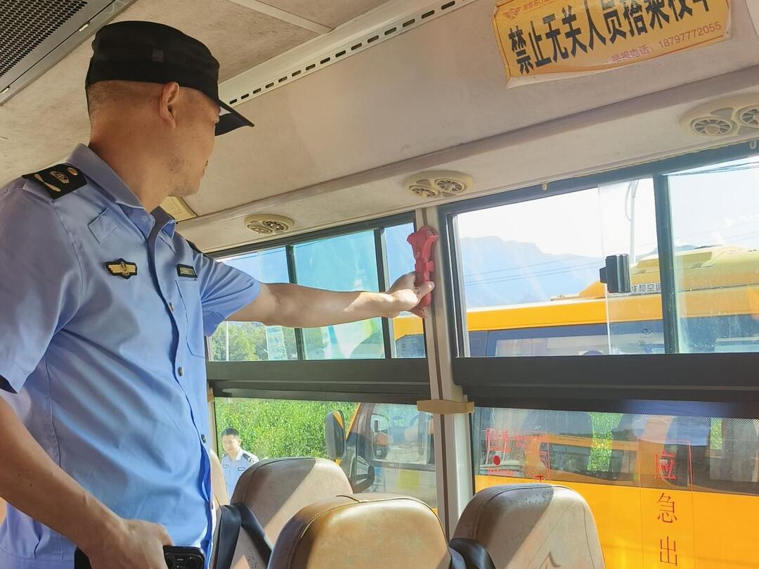 石门县白云镇中心学校：为“移动的书包”扣紧安全扣
