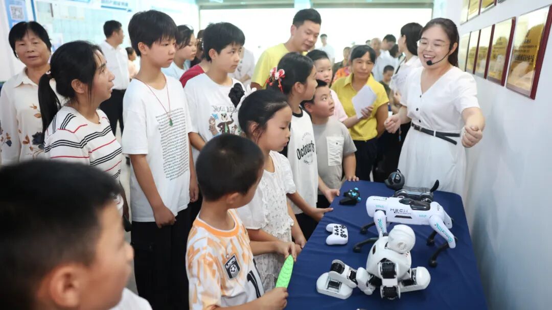 機器人、無人機輪番秀絕活 科技秀點燃困境兒童AI夢