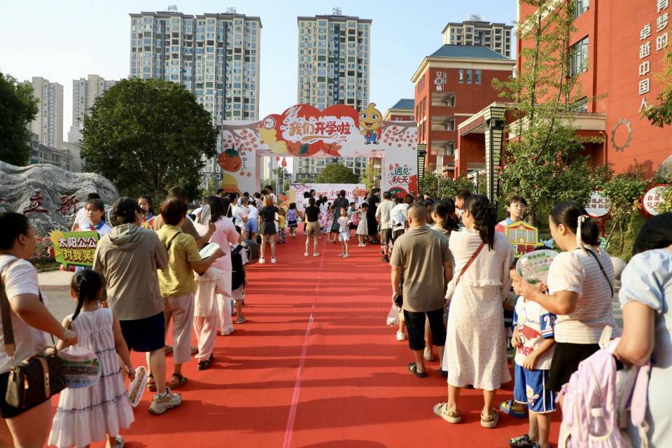 娄底华达学校：一场萌新入学礼，一堂家校共育课 
