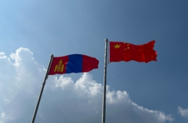 蒙古国总统呼日勒苏赫乘机抵达天津 出席2025年上合组织峰会