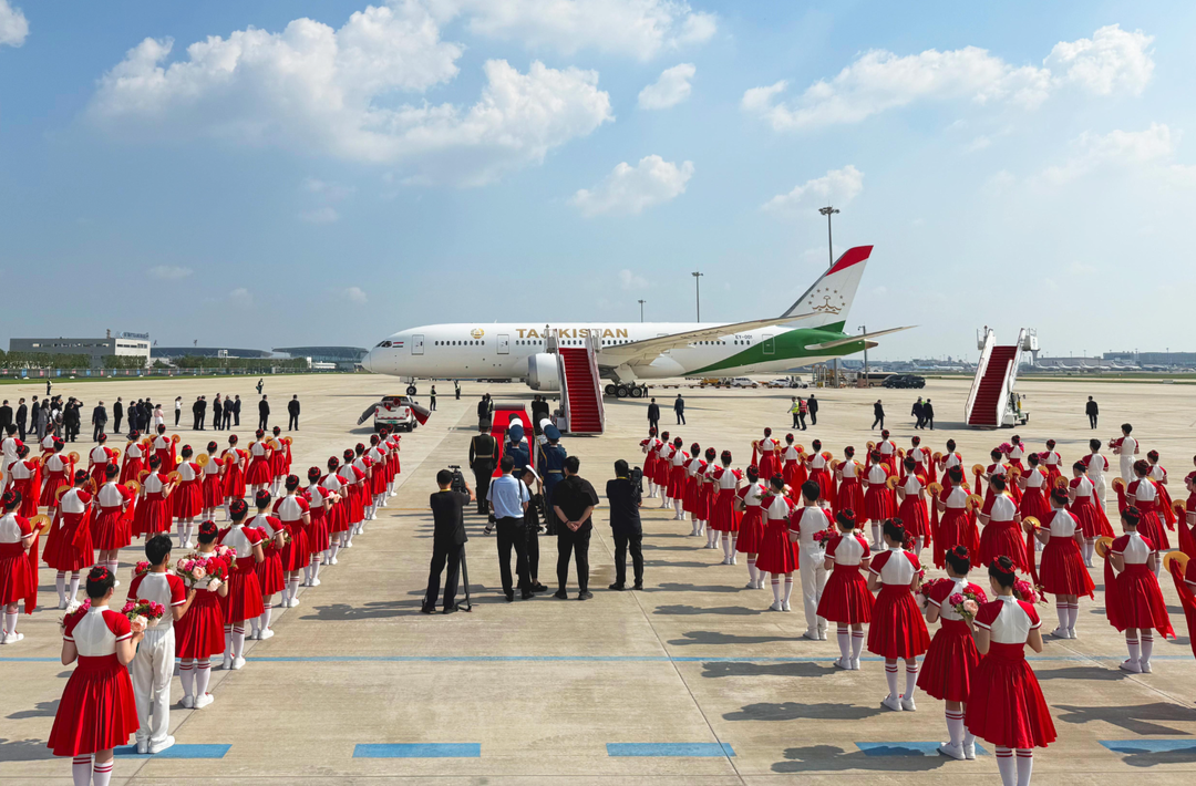 塔吉克斯坦总统拉赫蒙乘机抵达天津 出席2025年上合组织峰会
