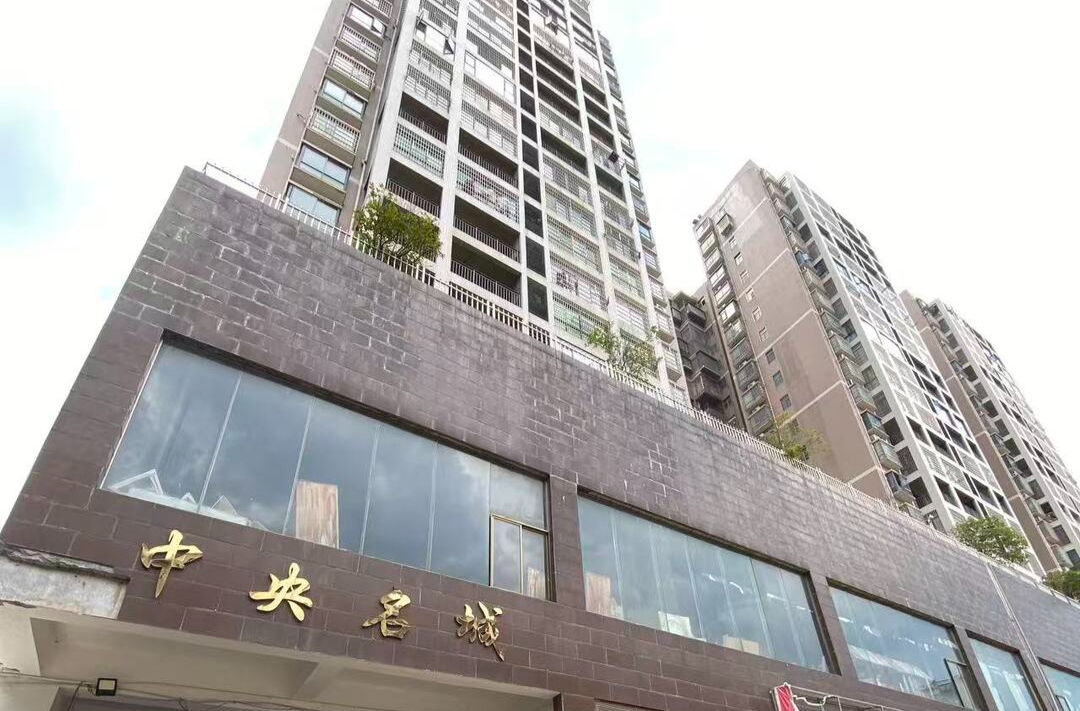 記者行動(dòng)│衡南中央名城小區(qū)電梯全部封停  22層住戶“爬樓回家”