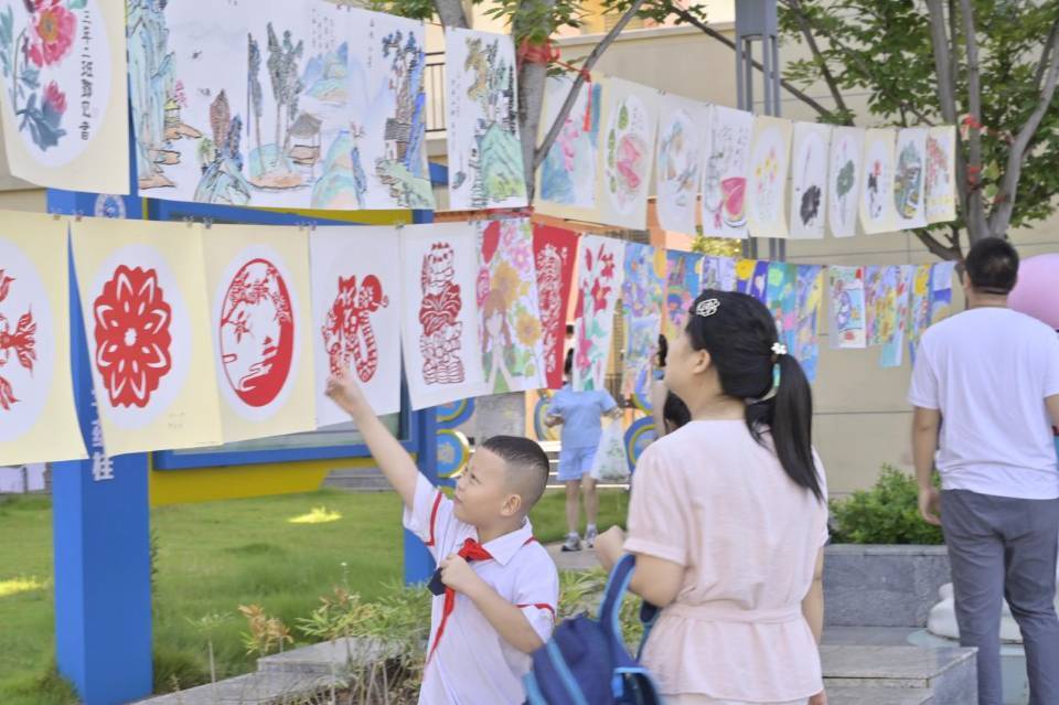 衡阳市石鼓区都司教育集团开学首日化身艺术展厅