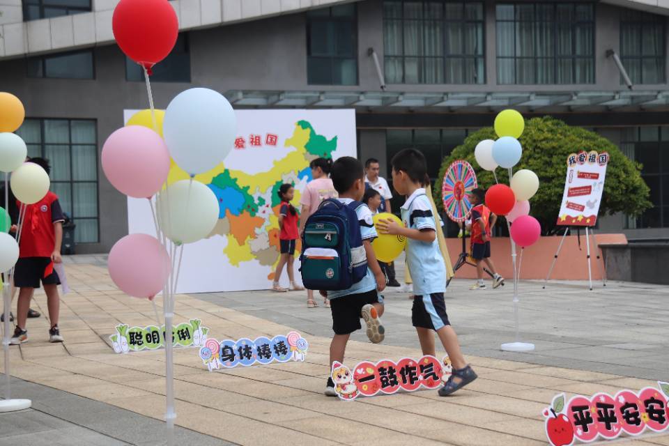 贴和平鸽，听英雄事——长沙市一中金山桥学校别样迎新