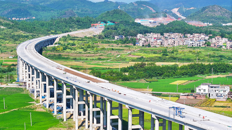 桂新高速建设勾勒湘南山水画卷