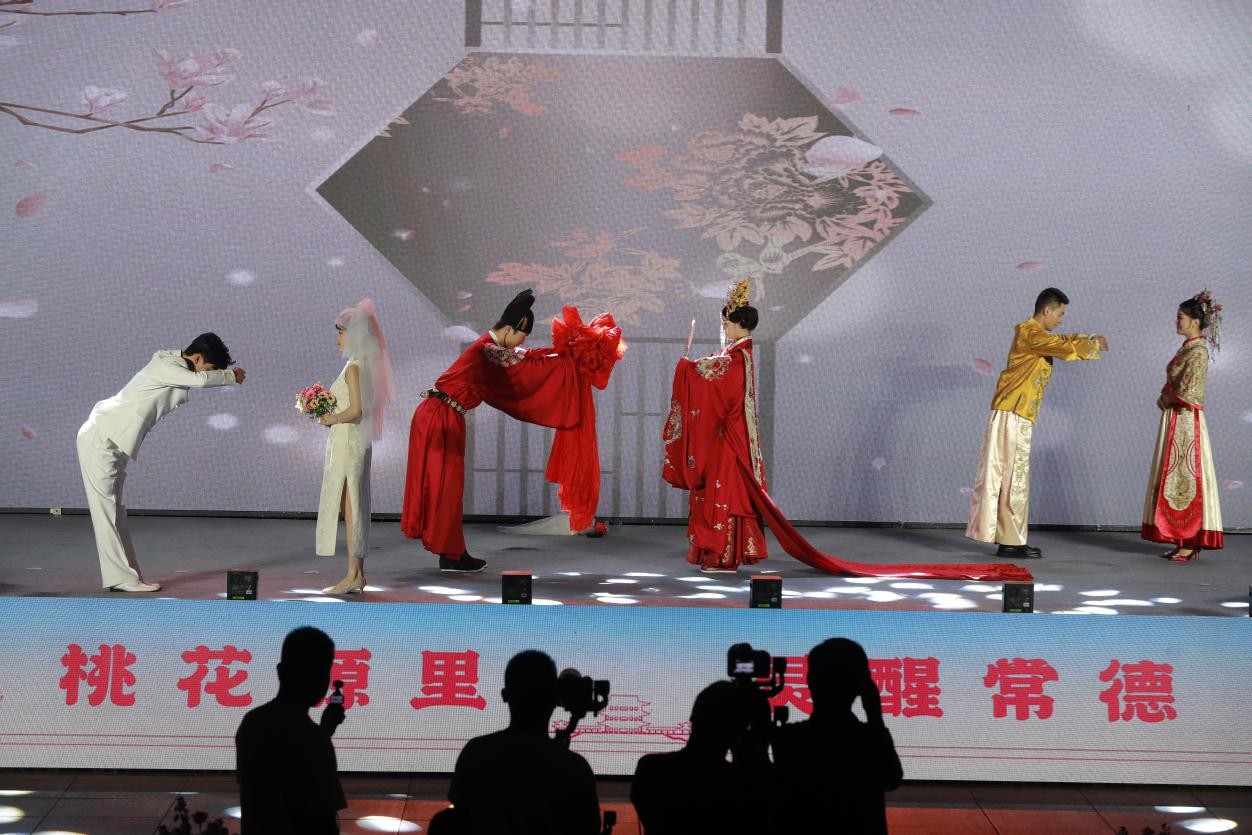 舉辦國潮集體婚禮 常德河街愛意滿滿