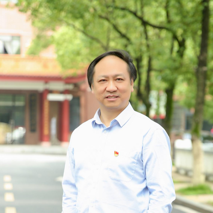 株洲“开学第一课”|八中党委书记张军红：以“奔赴未来”的豪情，共铸属于每个人的闪光时代