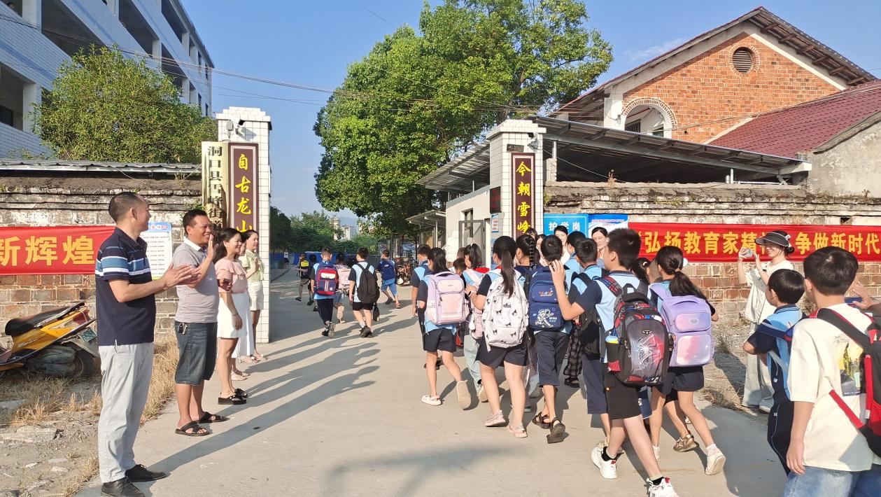 洞口县雪峰街道城东小学：满“新”欢喜、以心迎新