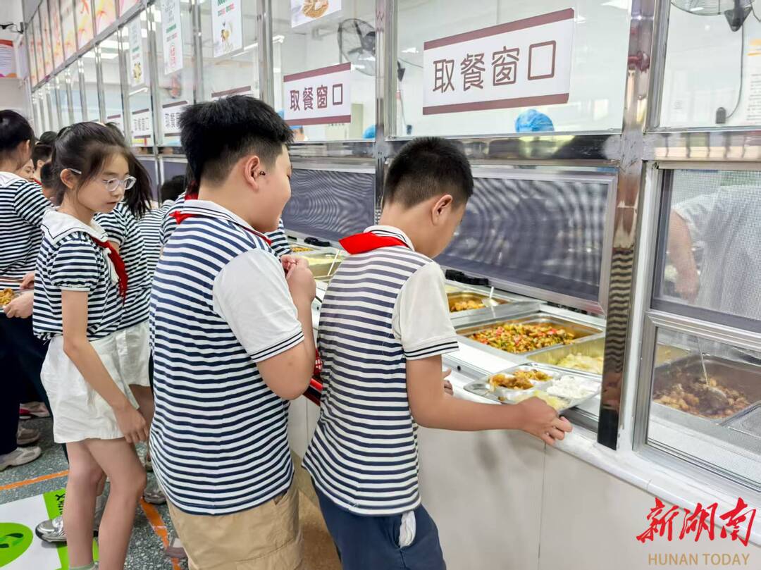 開(kāi)學(xué)了，開(kāi)飯啦?、谪懊鲝N亮灶”全開(kāi)放，馬坡嶺小學(xué)有本食堂管理“暖心經(jīng)”