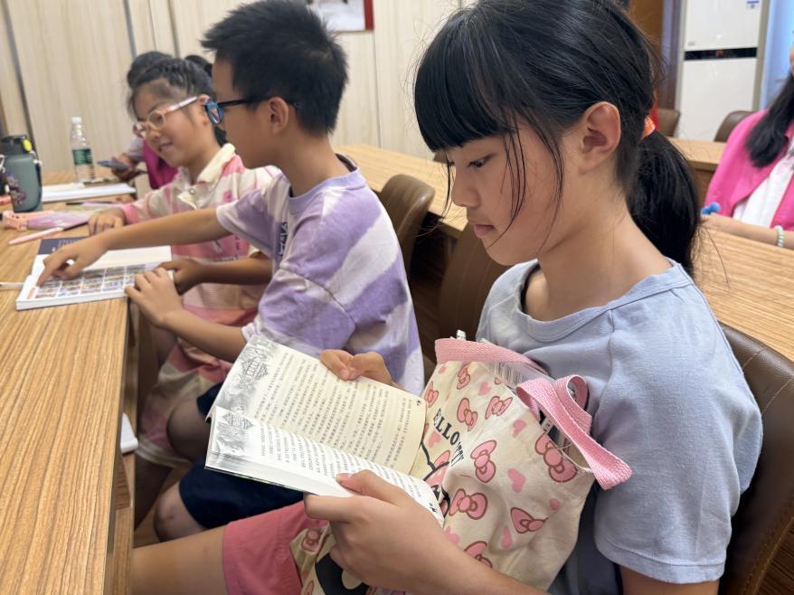 湖南水電職院志愿服務(wù)團(tuán)牽手社區(qū)，用“七彩假期”點(diǎn)亮新興領(lǐng)域人員子女童年