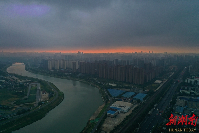 晨光破曉