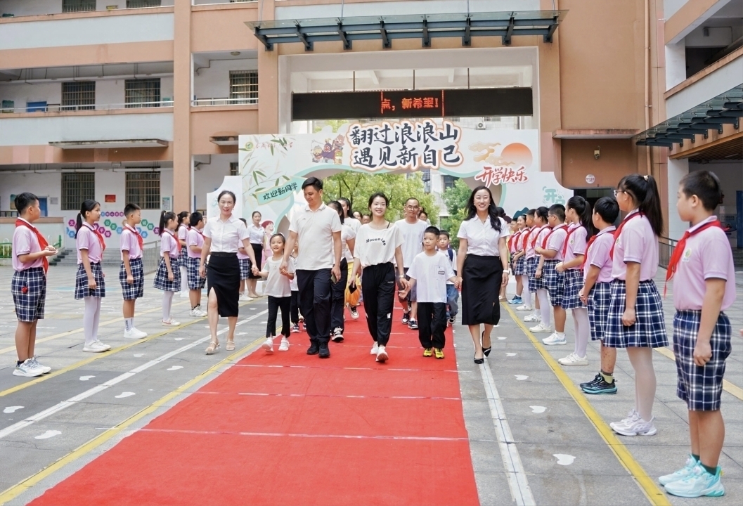 婁底市第六小學(xué)舉行新生入學(xué)禮