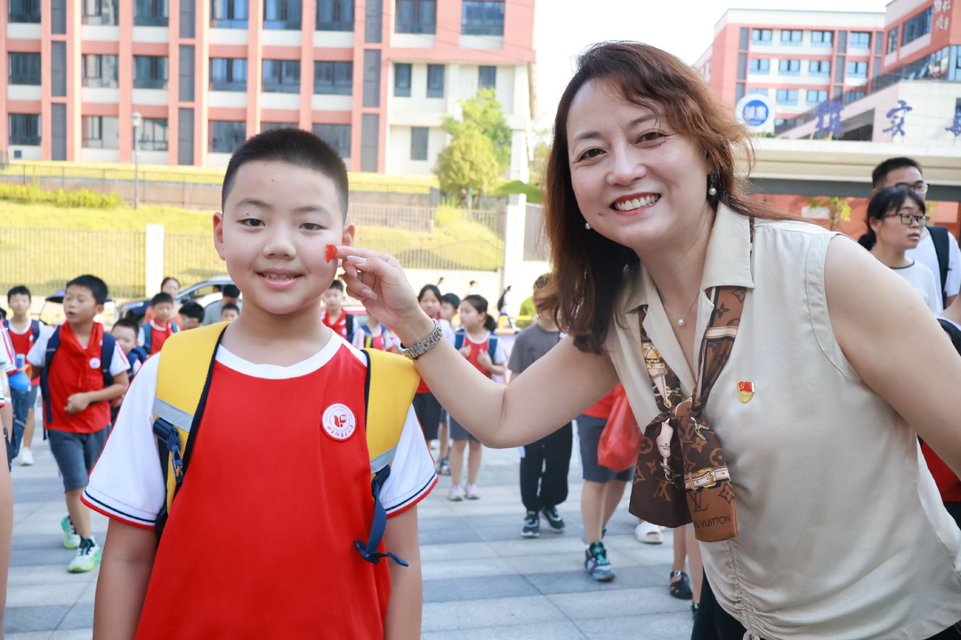 點(diǎn)亮中國心 自信向未來——砂子塘集美小學(xué)迎來開學(xué)報到日