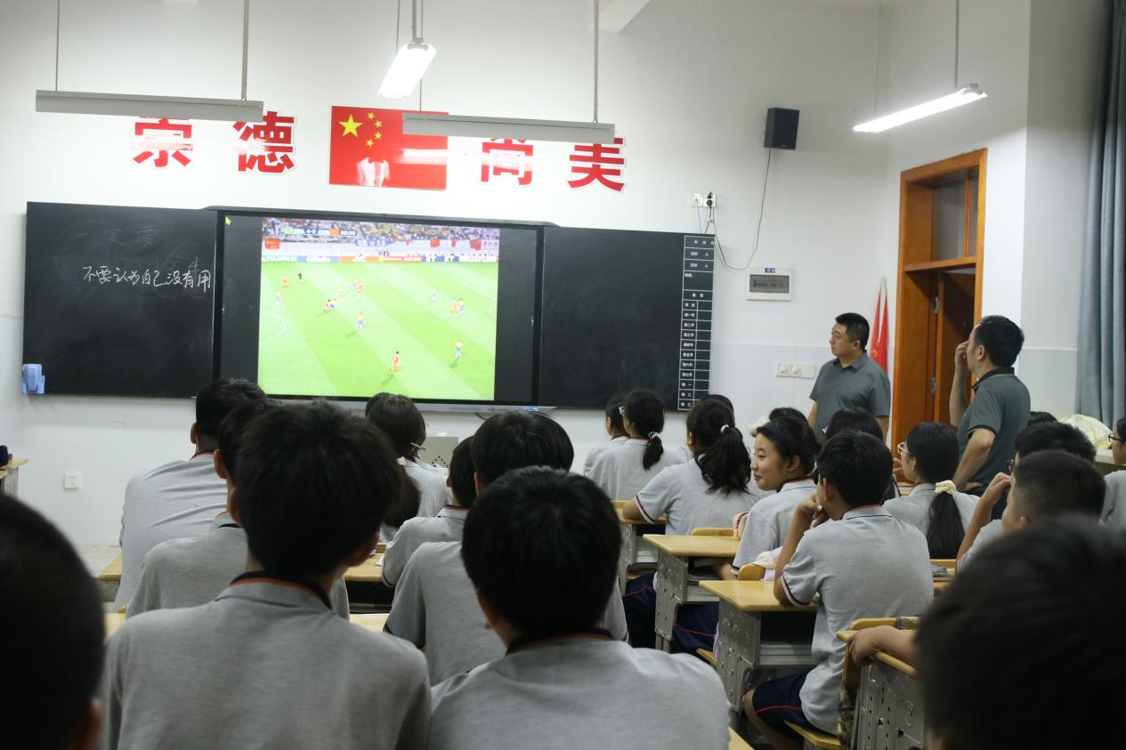 石门县湘佳永兴学校：光影中的足球力量，点亮开学第一课