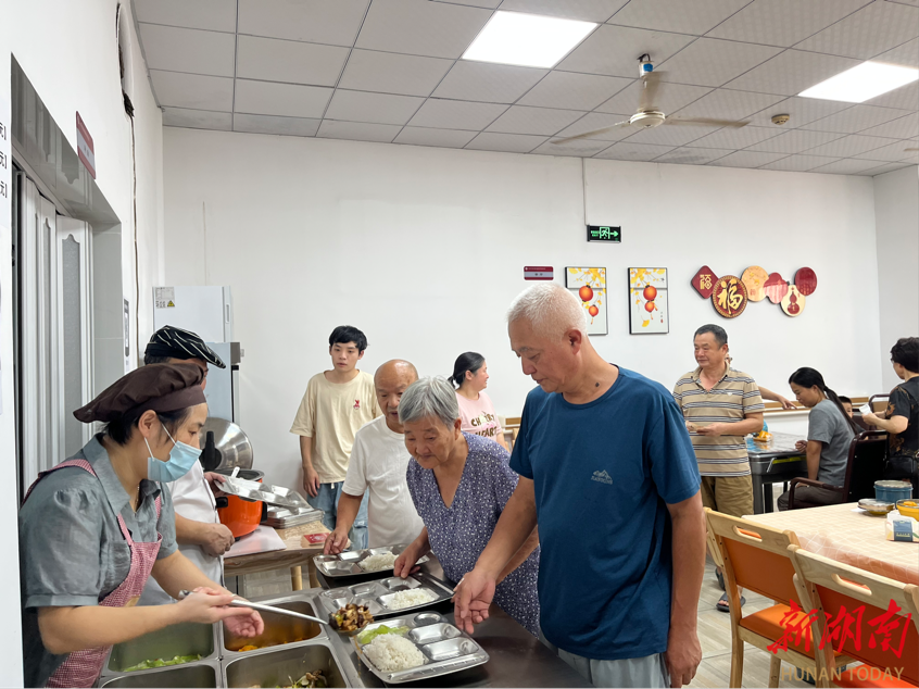 人大代表调研老年食堂 暖心服务护航老年人“舌尖幸福”